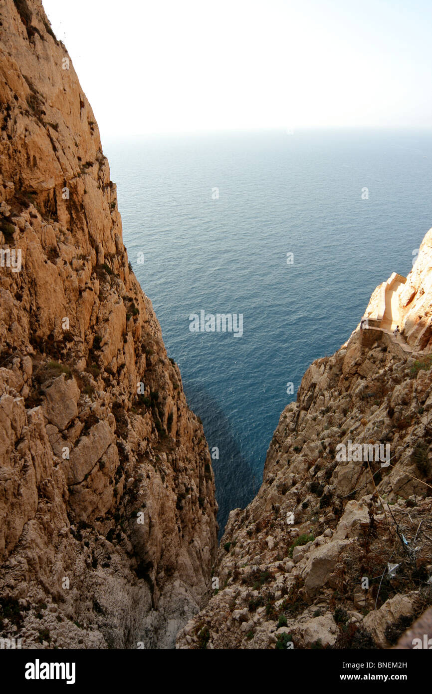 Blick vom Capo Caccia bis in das Mittelmeer mit den Schritten der Escala del Cabirol Stockfoto