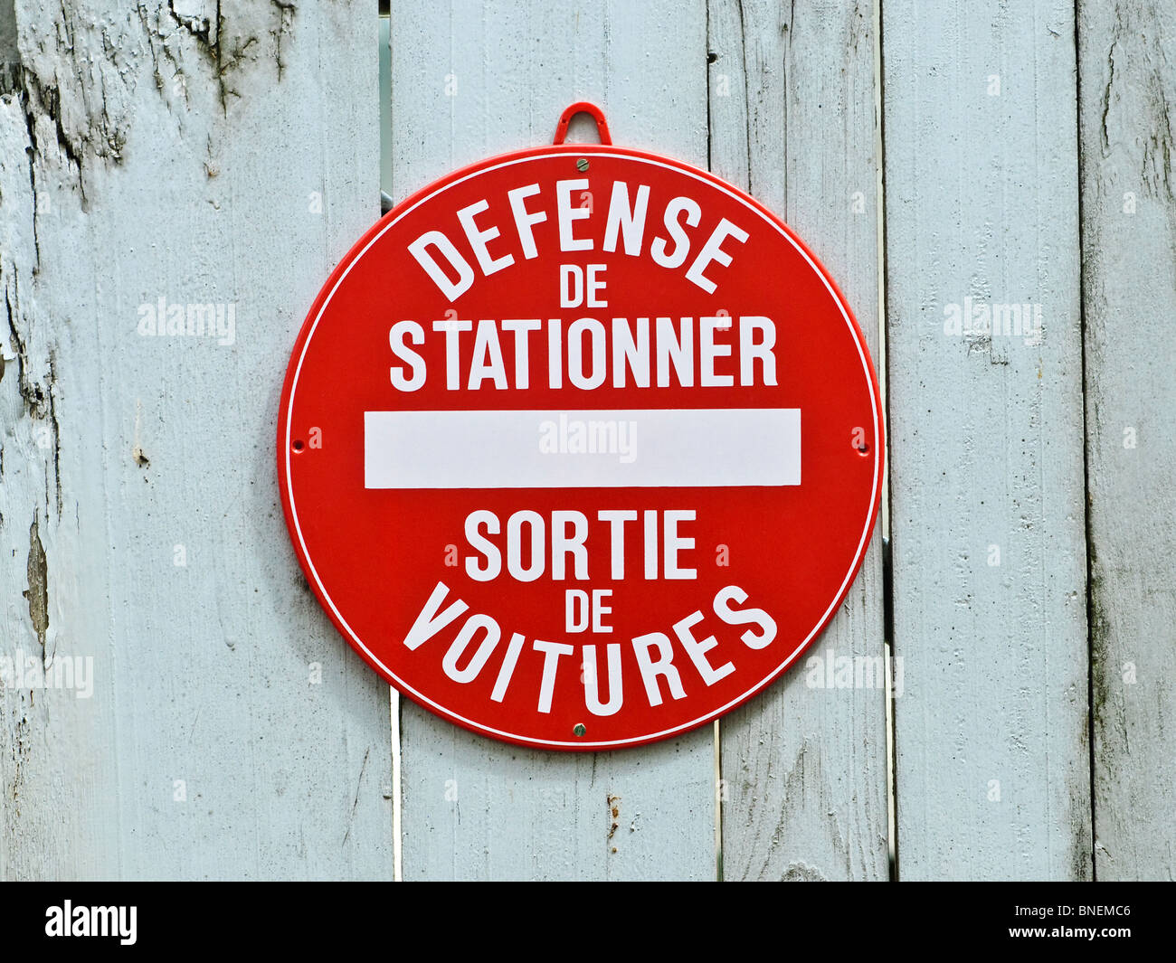 Gartentor mit No Parking Schild - Frankreich. Stockfoto