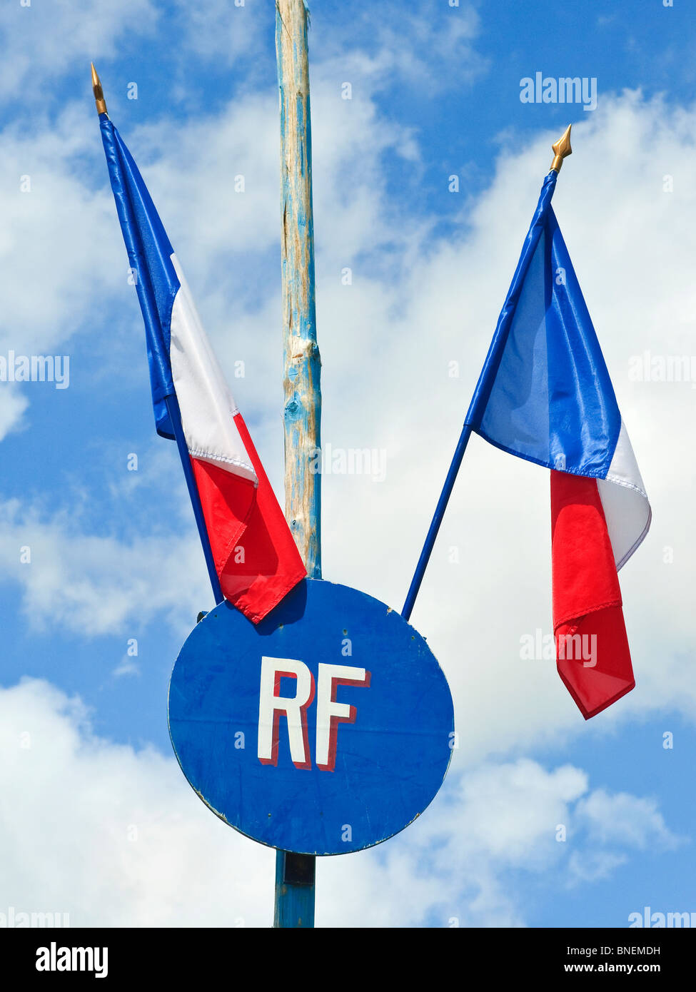 Französische Trikolore Flaggen am Fahnenmast. Stockfoto