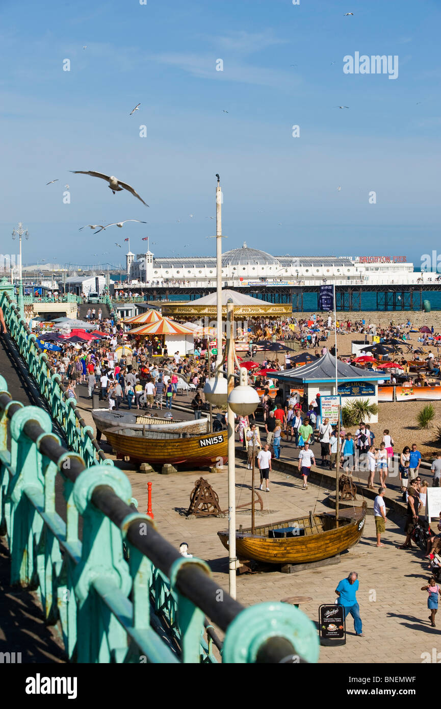 Überfüllten Strandpromenade und Kiesel Strand, Brighton, East Sussex, Großbritannien Stockfoto