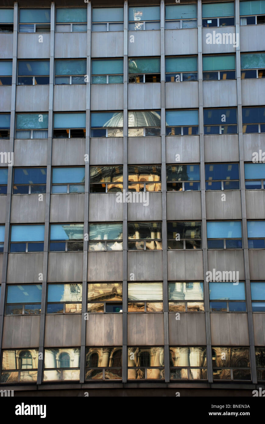 Reflexion von Illinois Capitol Building in den Fenstern des modernen Verwaltungsgebäudes auf der anderen Straßenseite. Stockfoto