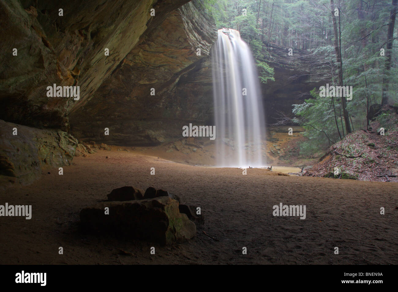 Wasser fließt über Ash Höhle in Hocking Hills State Park, Ohio. Stockfoto