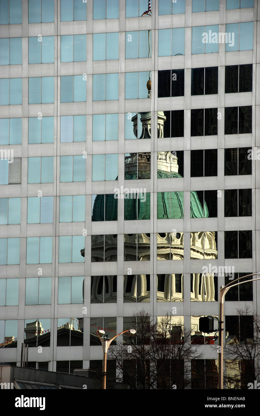 Reflexion des Old Courthouse in St. Louis. Stockfoto