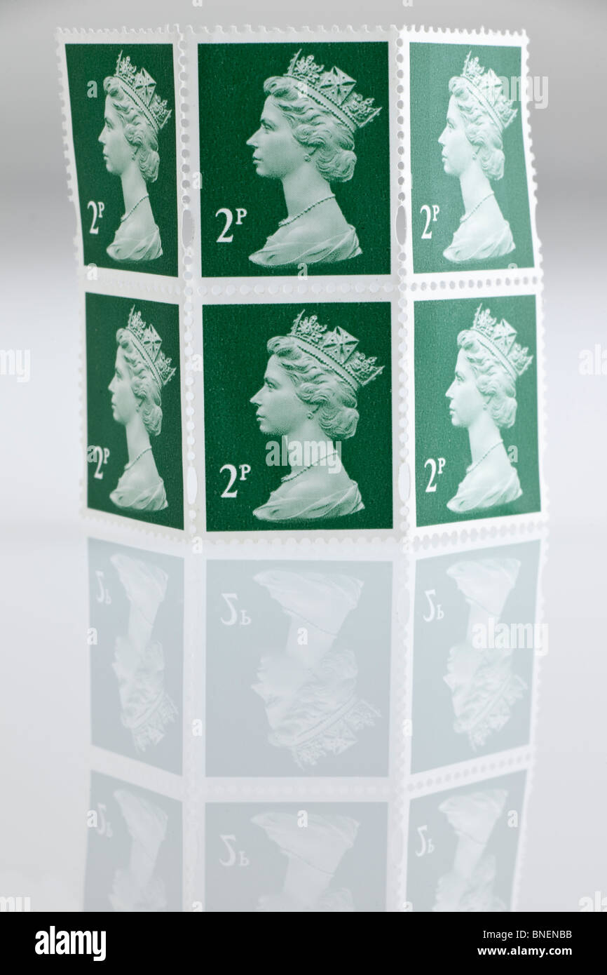 Sechs grüne 2 Pfennig Briefmarken.  Nur zur redaktionellen Verwendung Stockfoto