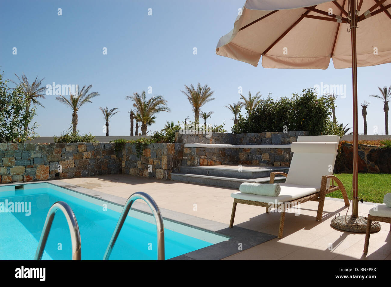 Solarium und Swimming Pool im Luxus-Villa, Kreta, Griechenland Stockfoto