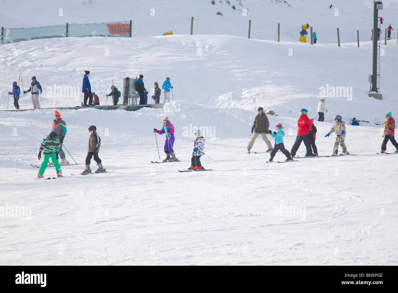 Skistunde für Kinder im Coronet Peak Queenstown in Neuseeland Stockfoto