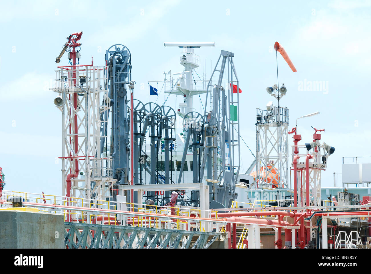 Detailfoto des Öl-terminal im Industriehafen. Stockfoto