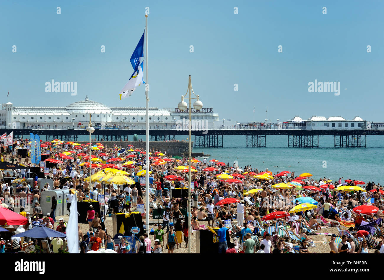 Brighton Strand überfüllt mit Touristen an einem heißen Sommertag Stockfoto