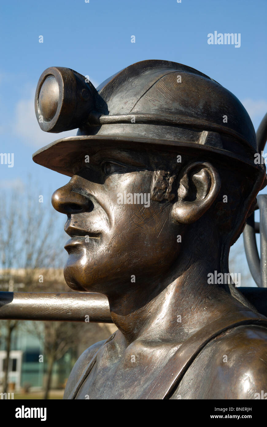 "Aus der Grube zu Port" von John Clinch und Jon Buck Bronze Statue und Feuerschiff 2000 Roath Bassin, Cardiff Bay, South Wales, UK. Stockfoto