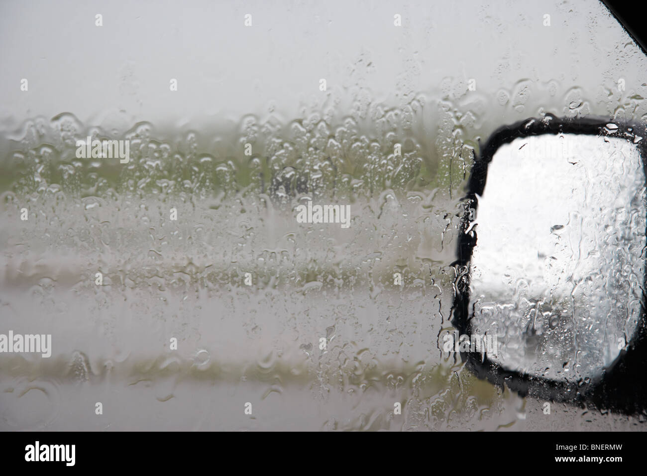 auf der Suche durch Autofenster bei Regen am Fenster im