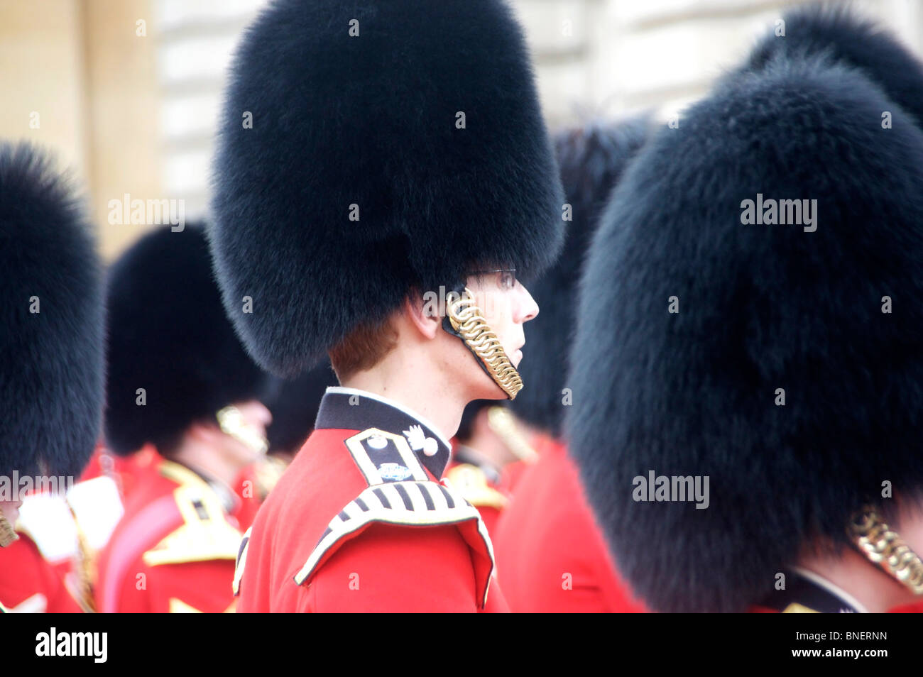 Trooping die Farbe 12. Juni 2010 Gardisten aufgereiht im Hof des Buckingham Palace London England UK Stockfoto