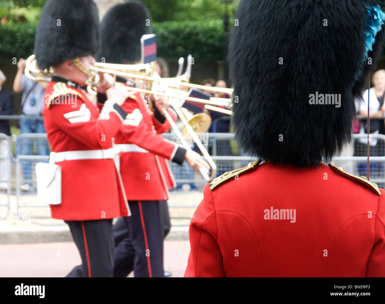 Trooping die Farbe Juni 2010 Irish Gardist mit marching band auf der Mall London England UK Stockfoto