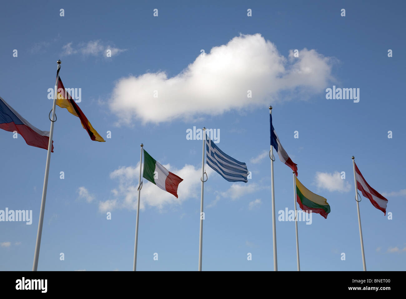 Internationale Fahnen vor blauem Himmel Stockfoto