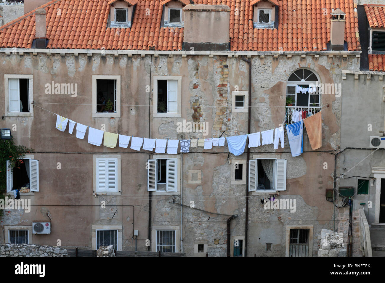 Wasche Trocknen Auf Eine Wascheleine Hangen Hinter Einem Haus