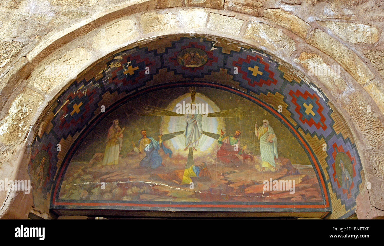 Ein Fresko zeigt die Verklärung Christi gemalt in einer Lünette über der Tür in die Kirche der Verklärung. Stockfoto