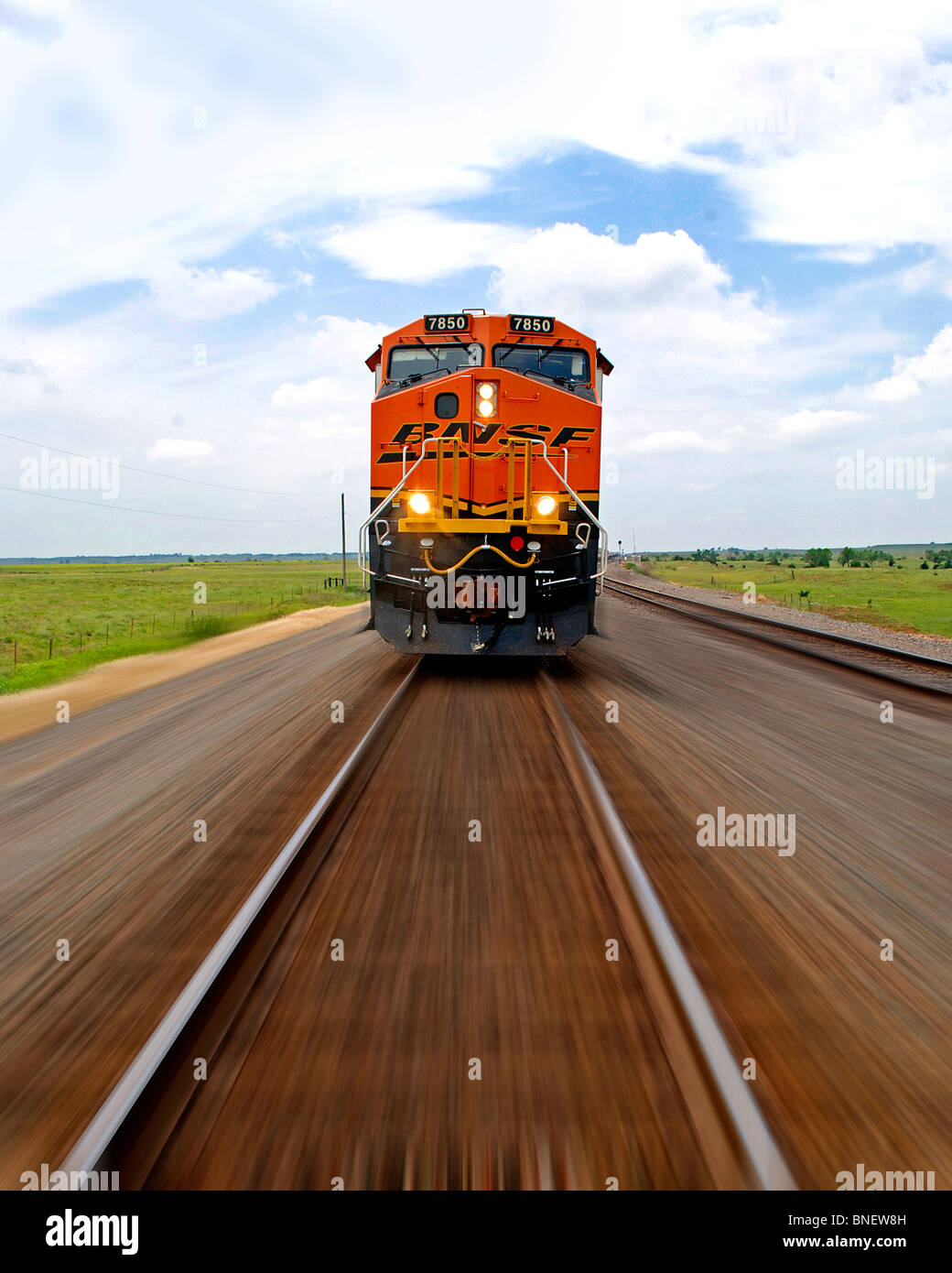 BNSF trainieren Motoren untätig und warten auf grünes Licht für Hight Speed gegeben werden in nachfolgenden verschwommene Aufnahmen Reisen Stockfoto