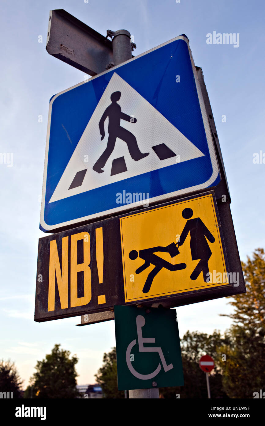 Straßenschild in Hülle und Fülle. Hüten Sie sich vor Dieben Handtasche und Geldbörse Snatchers. Stockfoto