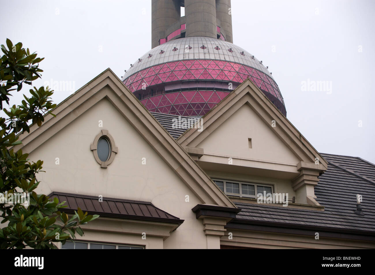 Oriental Pearl Tower und Kolonialgebäude, Pudong, Shanghai Stockfoto