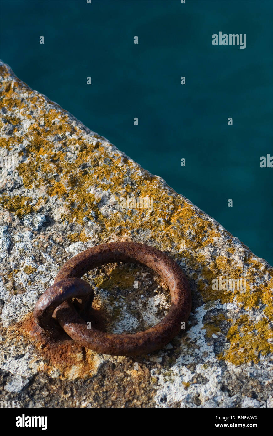 Liegeplatz-Ring auf Granit Hafenmauer Coverack Cornwall England UK Stockfoto