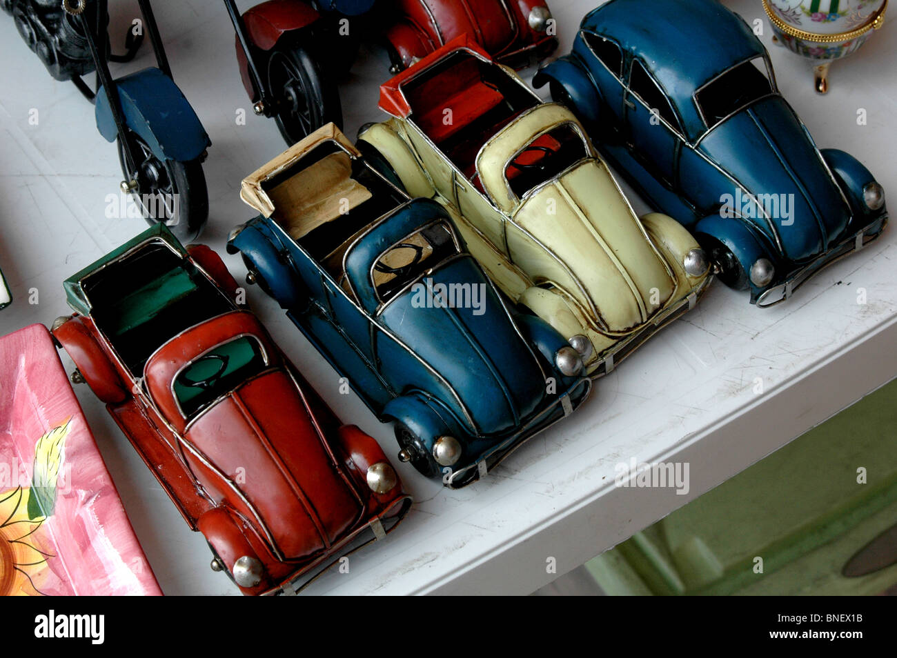 Tin Toy-Motoren auf Markt in Matera-Basilikata-Italien Stockfoto