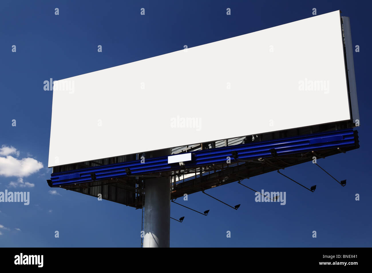 Leere Billbord auf blauen Himmelshintergrund. Bereit, über Ihre Werbung. Stockfoto
