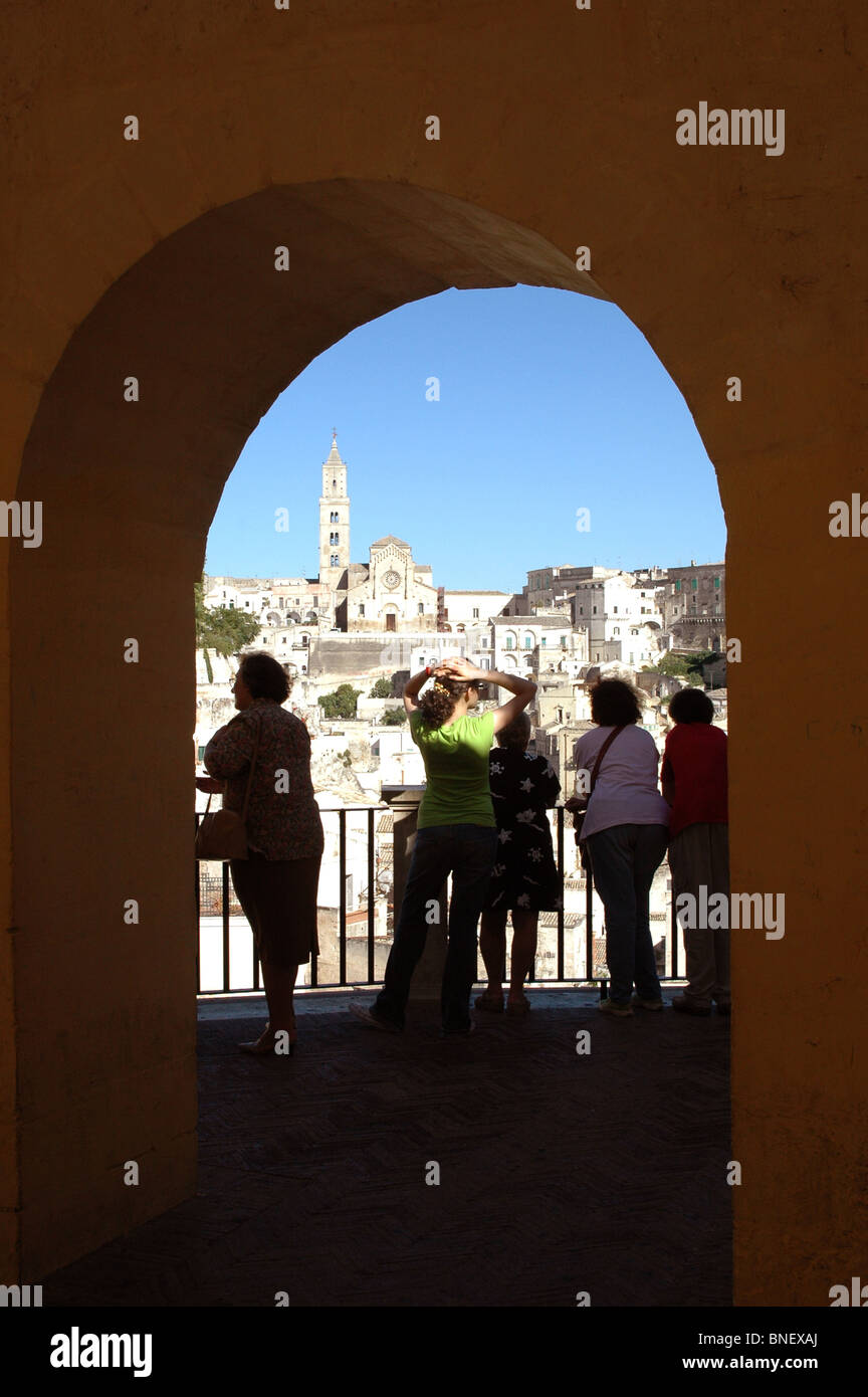 Eine Gruppe von Besuchern angezeigt "The Sassi" aus dem Belvedere in Matera Basilicata Süditalien Stockfoto