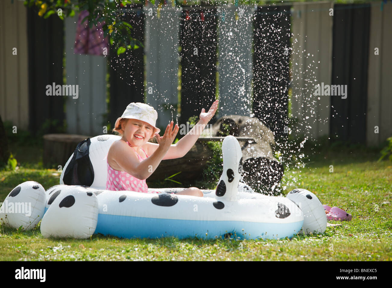 Kleines Mädchen im Garten Pool Spaß Stockfotografie Alamy