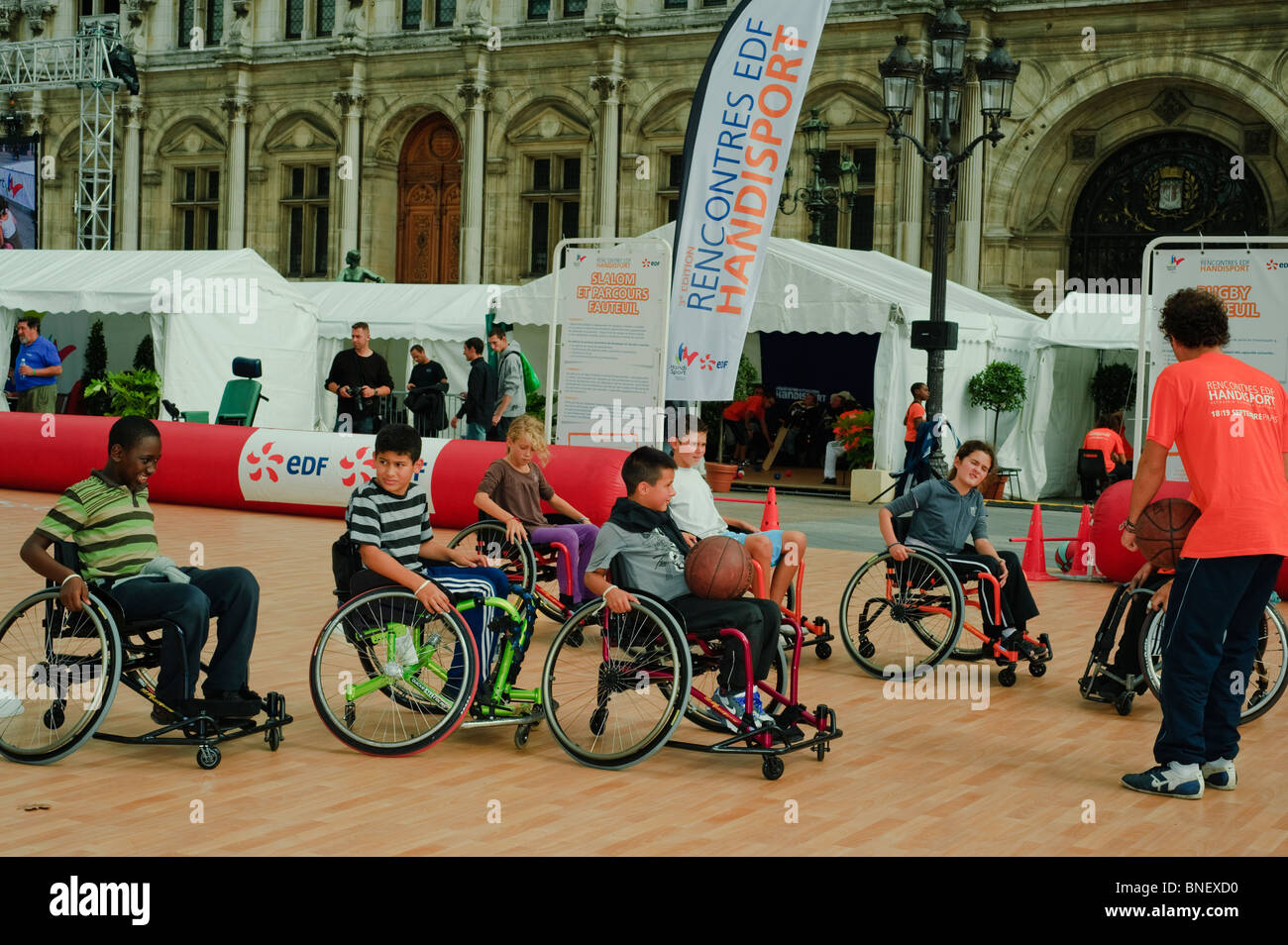 Paris, France, Group French Children, Handicapped Sports, Students Playing Basketball in Wheelchairs "Handisports" special needs exercise, teaching sport to kids, Street Stockfoto