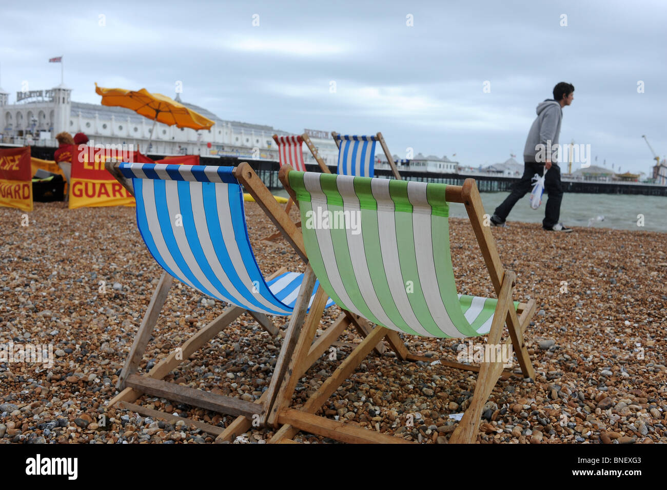 Ein windiger winterlichen Tag auf Brighton Beach im August. Stockfoto