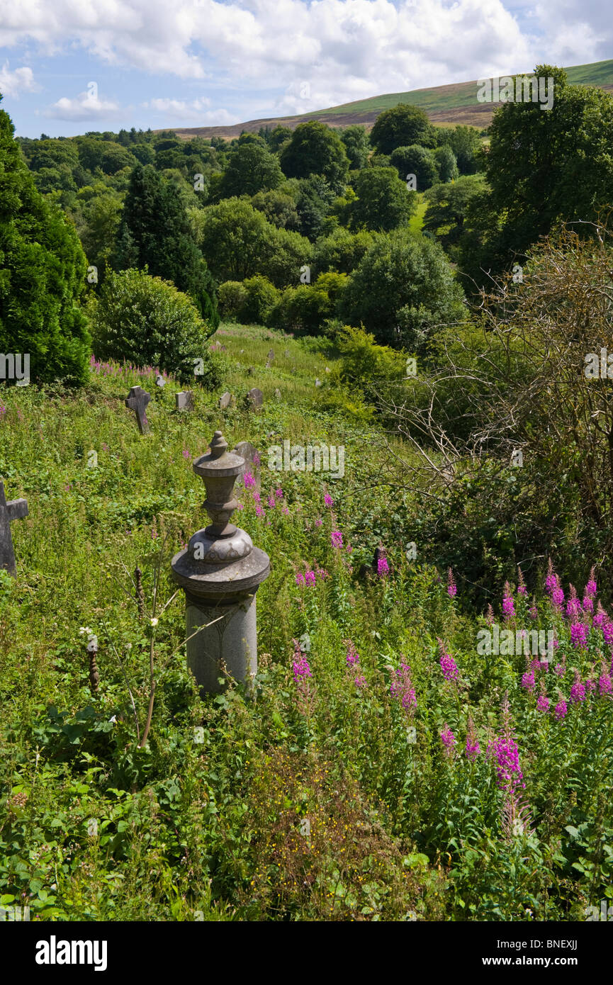 Überwucherten Friedhof neben dem World Heritage Centre in Blaenavon Torfaen South Wales Valleys UK Stockfoto