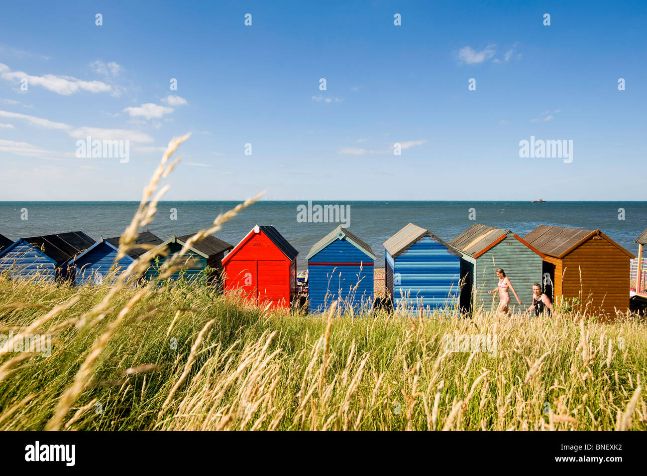 Strandhütten auf der Strandpromenade, Herne Bay, Kent, Großbritannien Stockfoto