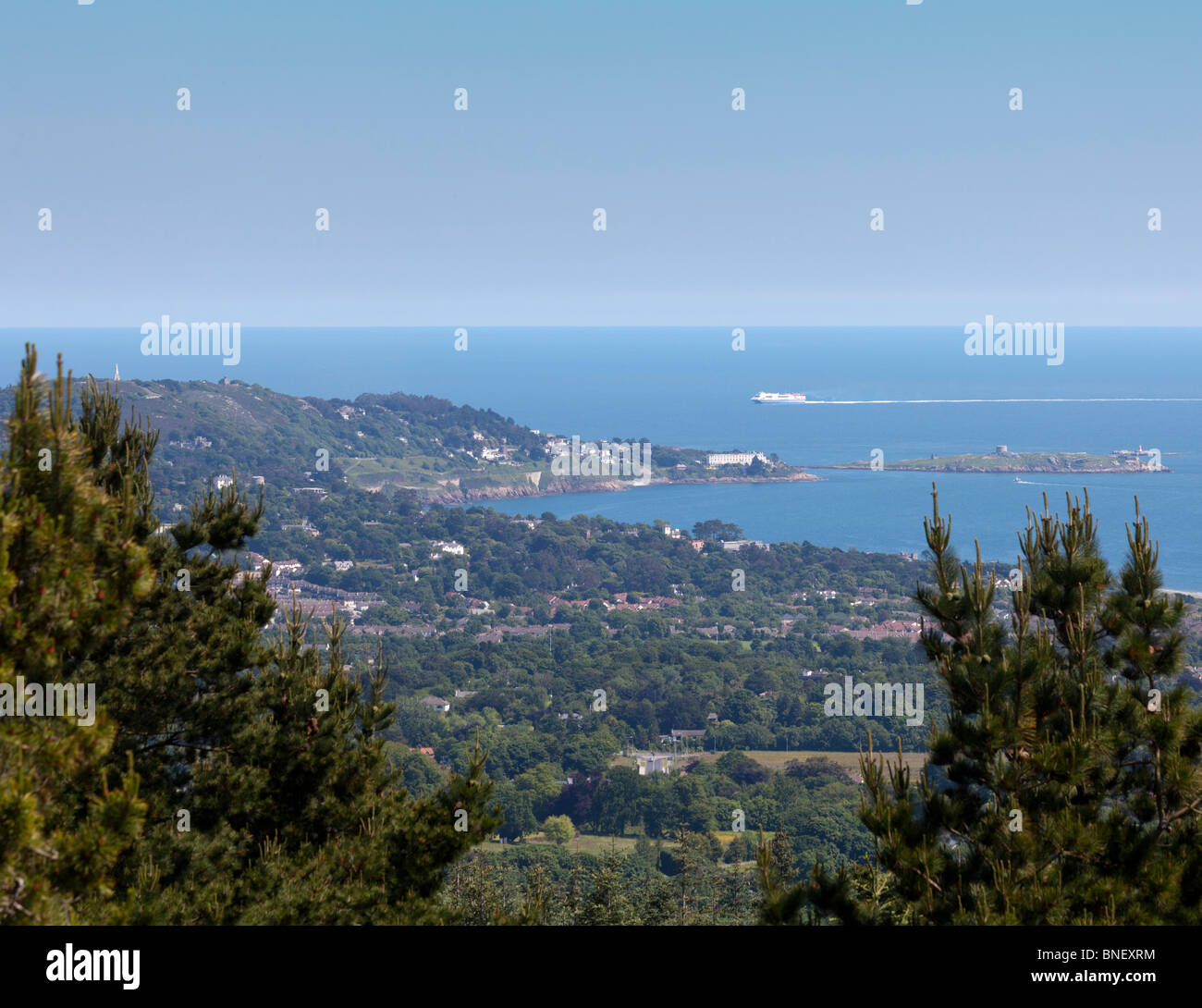 Blick vom Carrigolligan-Hügel in der Nähe von Dublin, Irland, in Richtung Dalkey, mit Autofähre in Dubin Bay Stockfoto