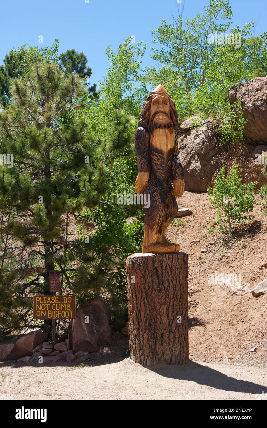 Holz geschnitzt schnitzen Bigfoot Statue Pikes Peak Colorado Log hölzernes Schnitzen Stockfoto
