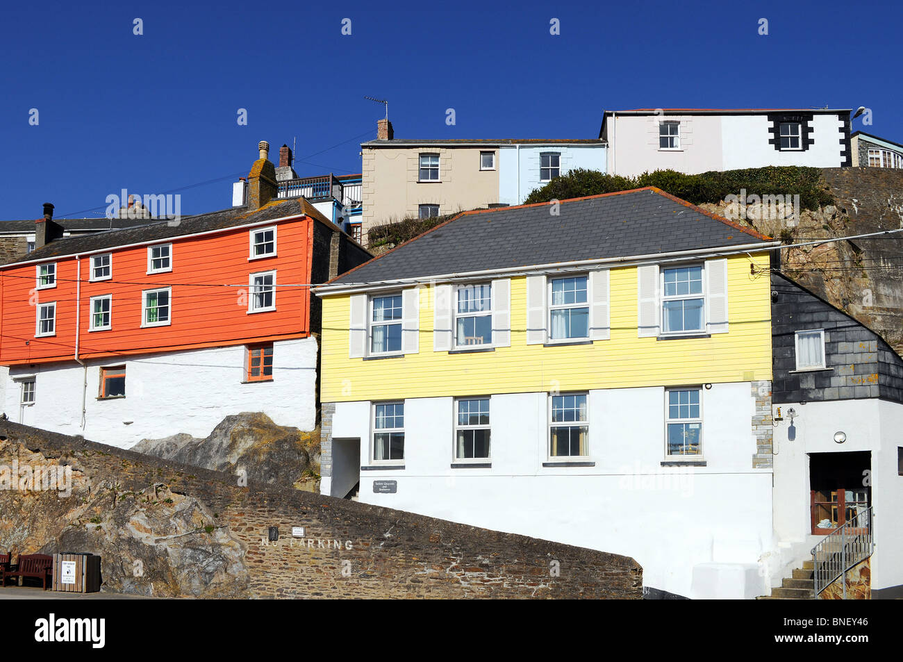 bunte Häuser mit Blick auf den Hafen von Mevagissey in Cornwall, Großbritannien Stockfoto
