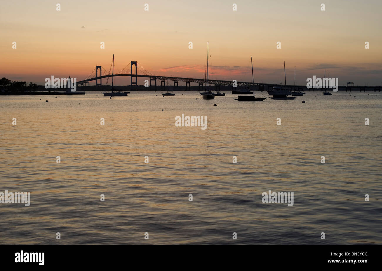 Ein Sonnenuntergang in Newport Rhode Island, von der Ziege Insel Damm nach Jamestown-Brücke. Stockfoto