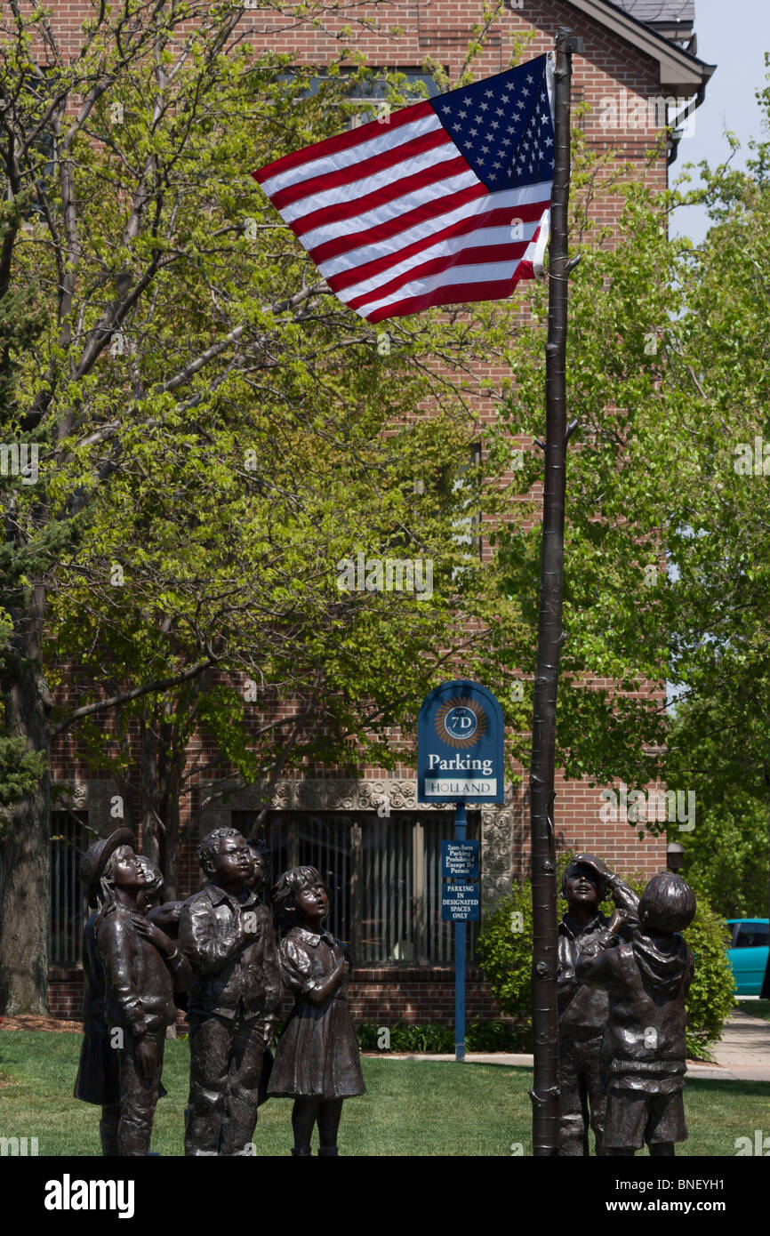Tulip Time Festival Dutch in Holland Michigan MI in USA US Bronzestatue mit der Flagge auf einem Polfahnenmast im vertikalen Format der Stadt Hi-res Stockfoto