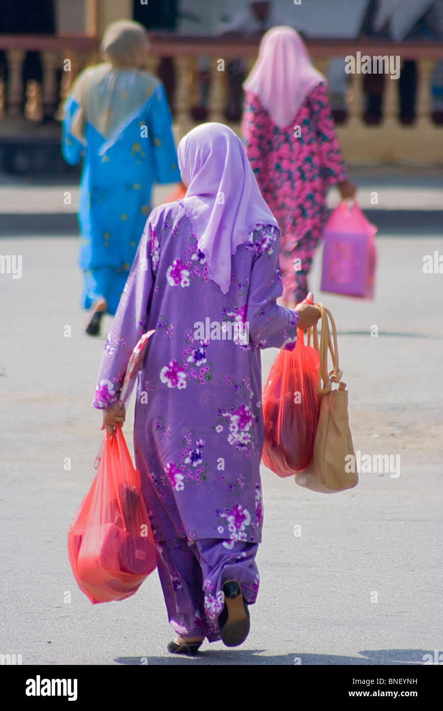 Malaysian Women In Headdress Stockfotos und -bilder Kaufen - Alamy