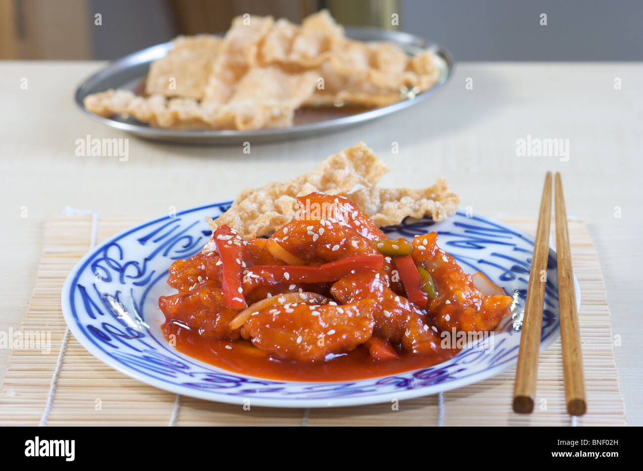 chinesische Küche, asiatische, süß und sauer Huhn, knusprigen Wan-Tan, Stäbchen, Stockfoto