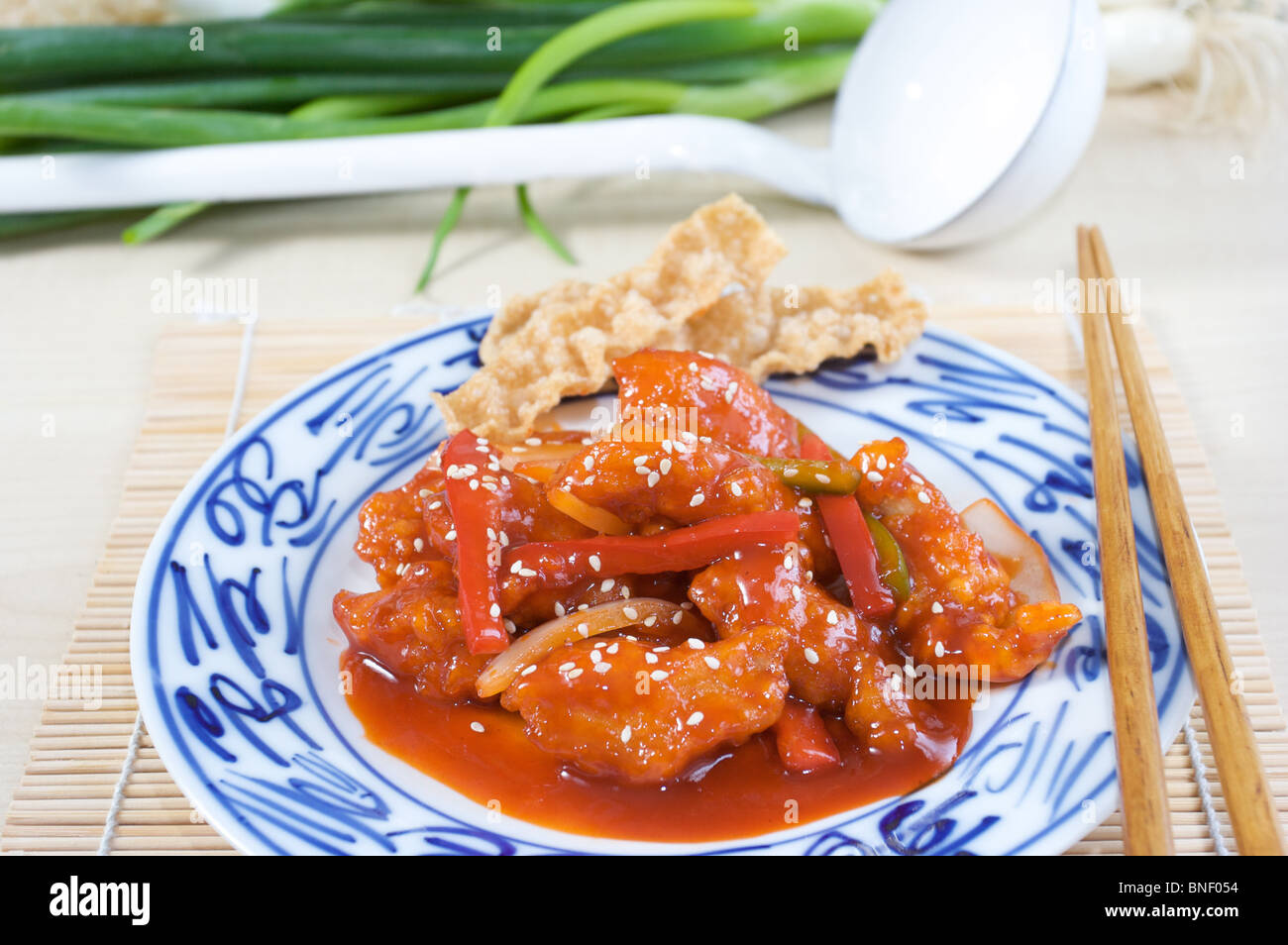 süß und sauer Huhn, chinesisches Essen auf Teller und Stäbchen, asiatische Küche Stockfoto