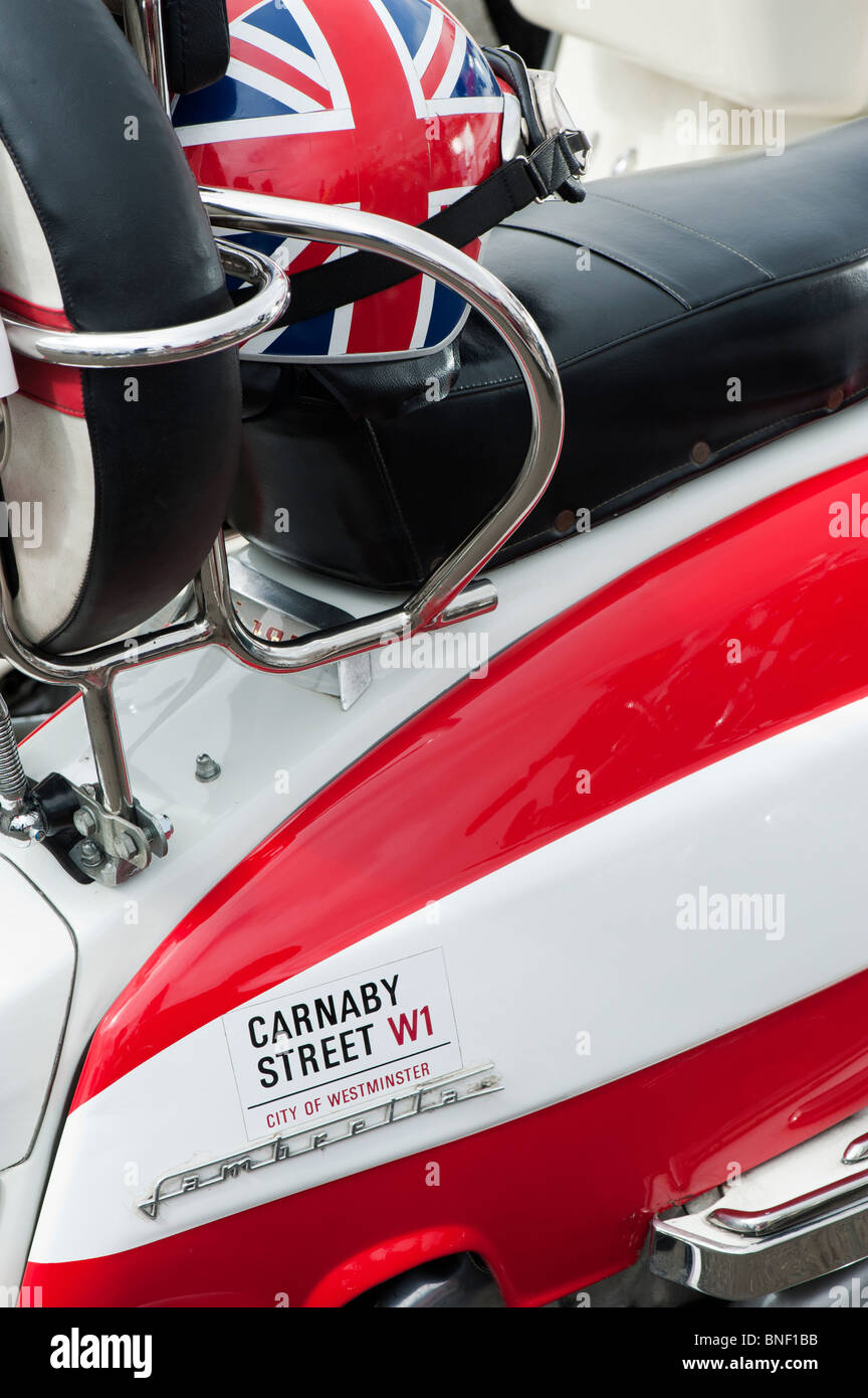 Union Jack Helm auf einer Lambretta Roller mit einem Carnaby Street W1-Logo-Aufkleber Stockfoto