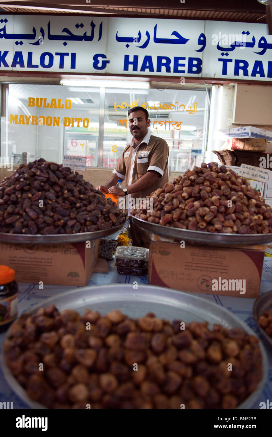 Datum Verkäufer am Markt für Obst und Gemüse in Dubai Stockfoto