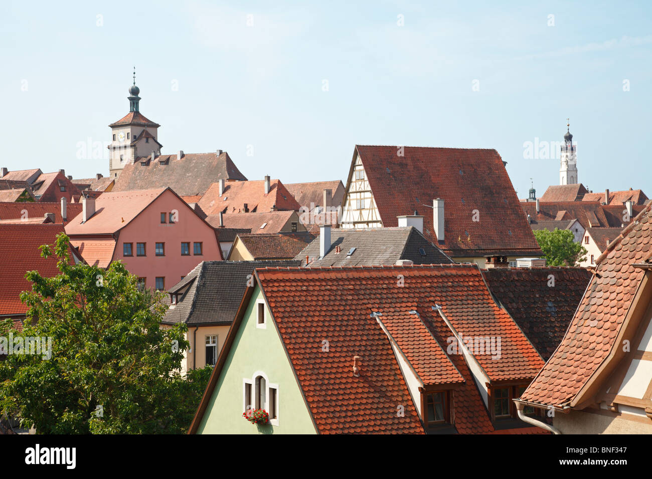 Blick auf die Skyline von der mittelalterlichen Stadtmauer, Rothenburg o.d. Tauber, Franken, Deutschland. Bemalte Häuser mit roten Ziegeldächern. Weißen Turm. Rathausturm. Stockfoto