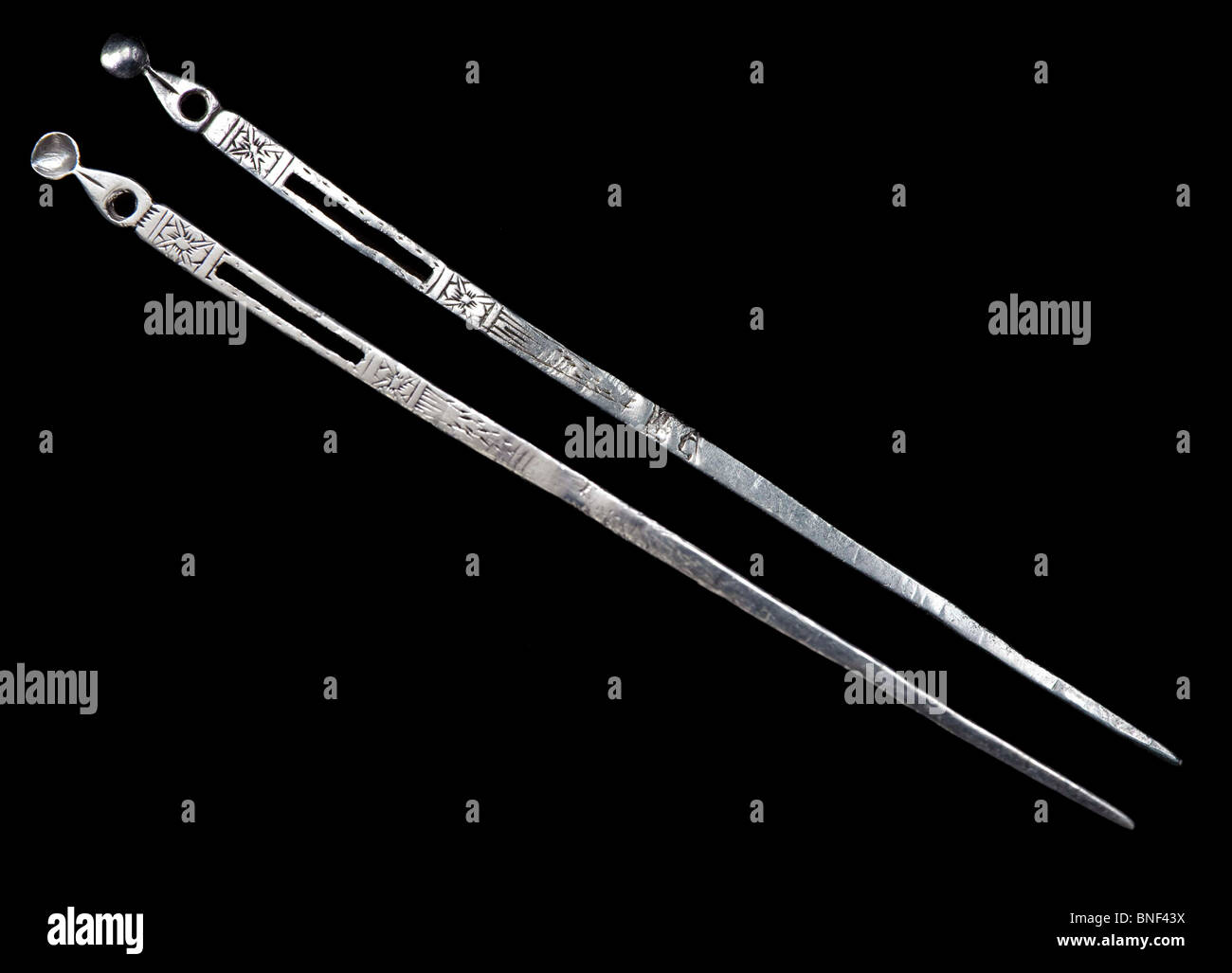 17. Jh. Silber Bodkin mit Ohr Schaufel am Auge Ende paraphiert. Datum ca. 1662. 13cm lang. Stockfoto