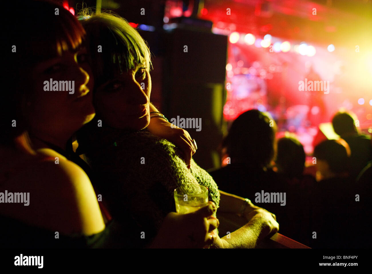 Zwei Frauen posieren für ein Foto bei The Damned und UK Subs Punk-Konzert in der Millennium Hall in Cardiff, UK. Stockfoto