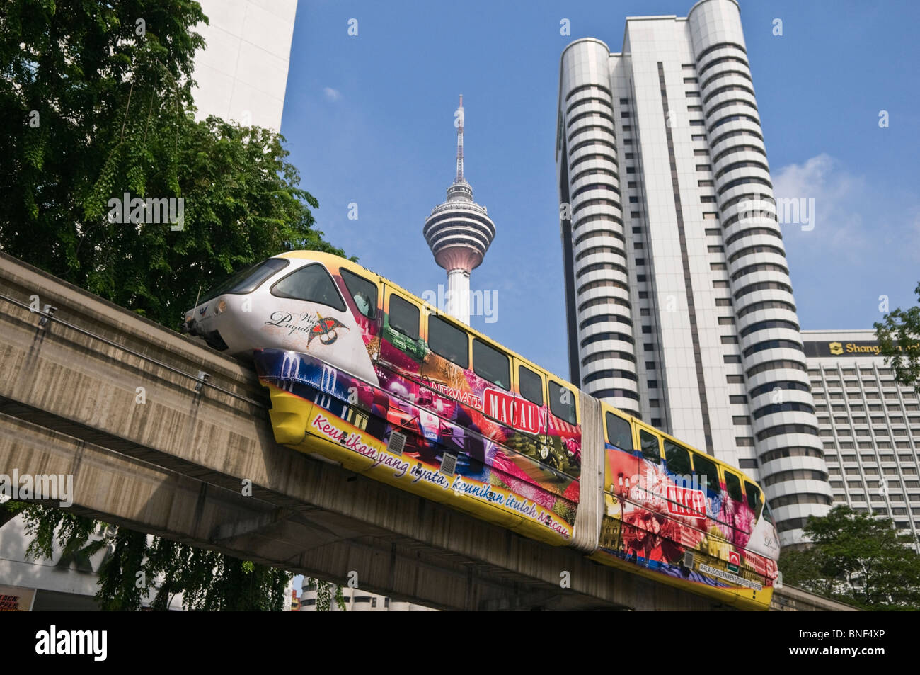KL Monorail und Menara KL Tower Kuala Lumpur Malaysia Stockfoto