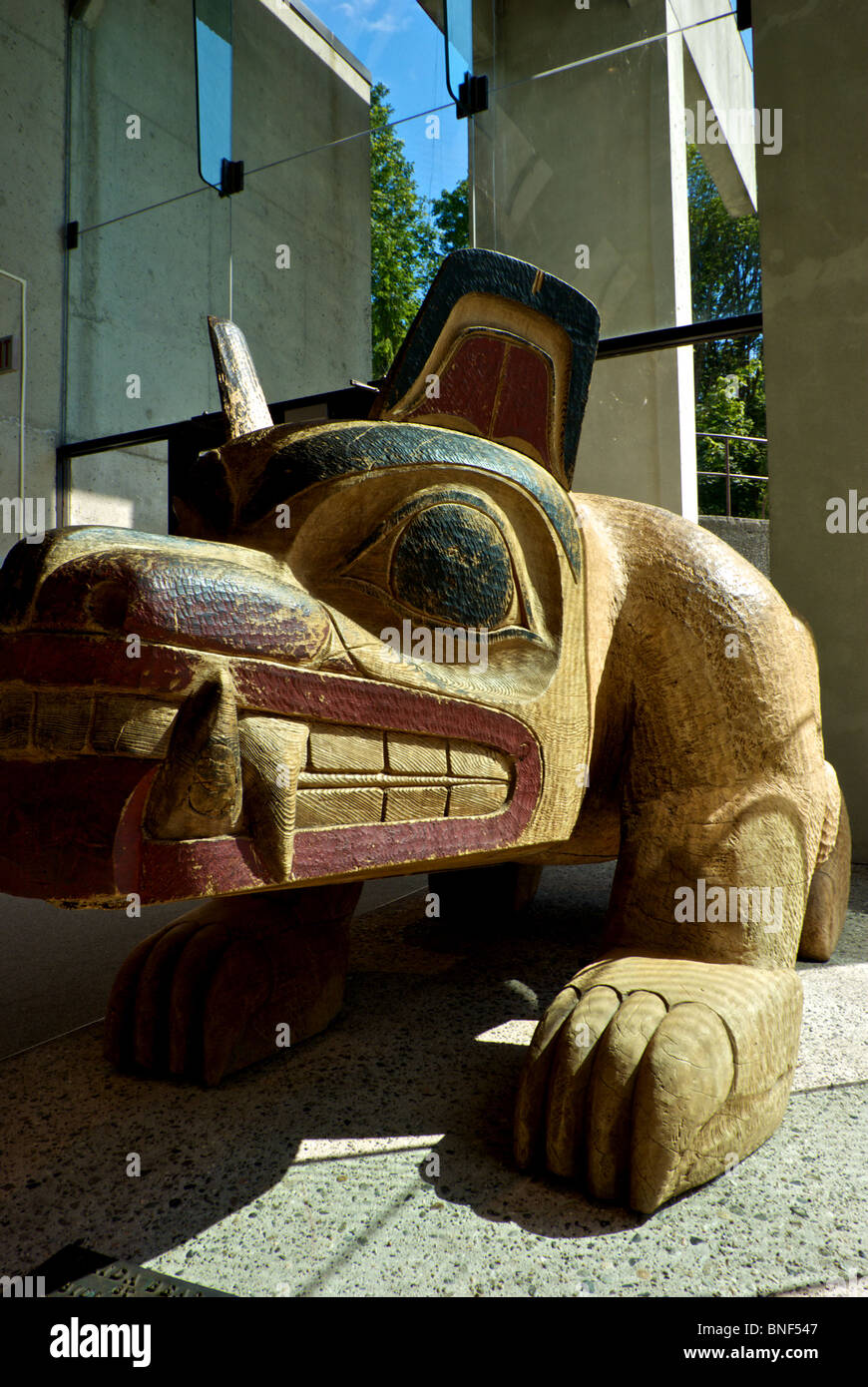 Native Haida Gwaii Künstler Bill Reid geschnitzt Haida tragen Holzskulptur UBC Museum von Anhropology Stockfoto