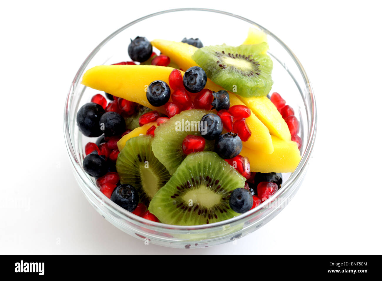 Frische, gesunde Tropischer Obstsalat mit Mango Kiwi und Granatapfel Samen serviert in einer Schüssel mit Keine Personen Stockfoto