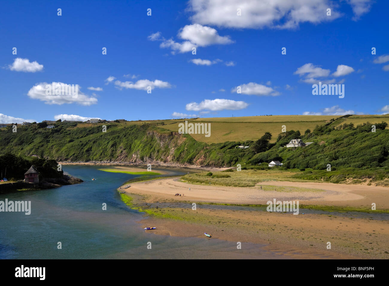 Die Mündung des Flusses Avon nahe Bantham Strand, Devon. Familien spielen am Strand bei Ebbe. Stockfoto