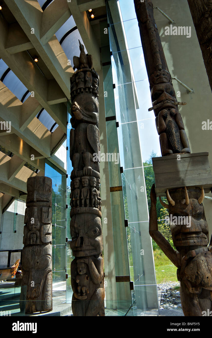 Hohen Zeder geschnitzt West Coast Aborigines First Nations Leichenhalle Totempfähle UBC Museum für Völkerkunde Stockfoto