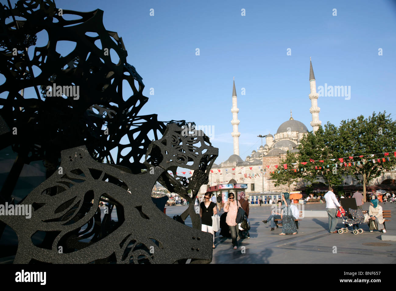 Zeitgenössische Kunst-Installation errichtet für die 2010 europäische Stadt der Kultur und der neuen Moschee in Eminonu, Istanbul, Türkei Stockfoto
